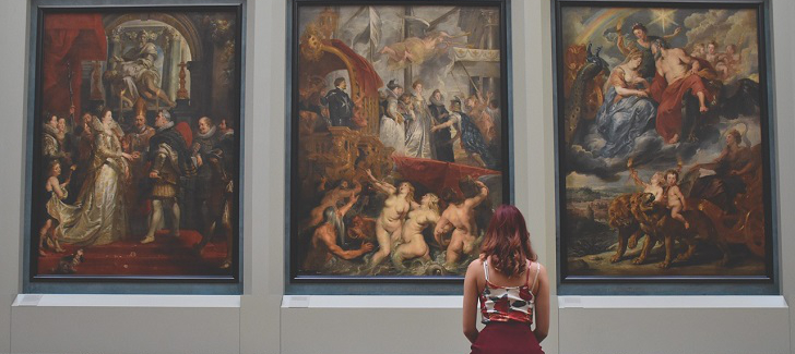 kvinna tittar på tavlor