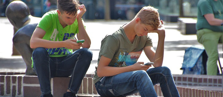 ungdomar med mobiler