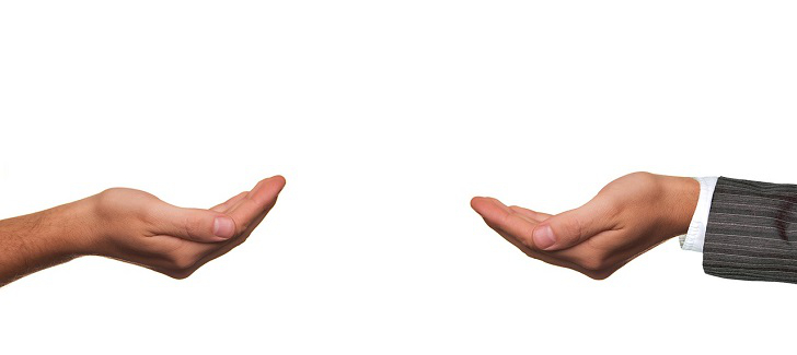 två personer ger varandra gratis saker