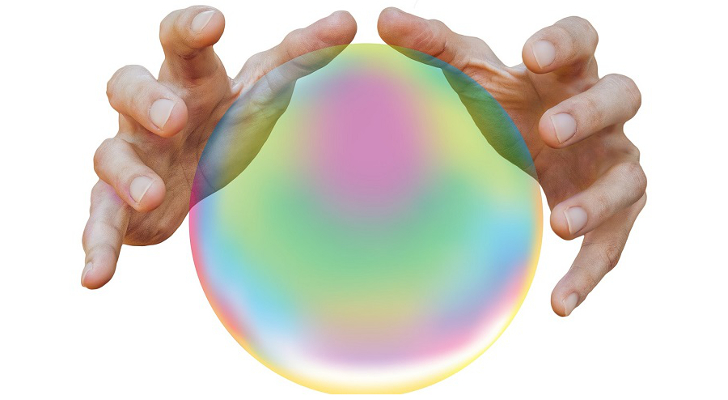 händer över kristallkula